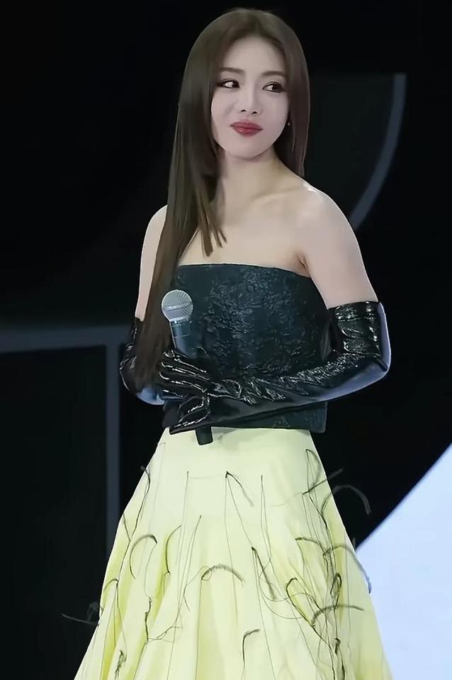 红毯夜惊艳翻场，金晨柔美逆袭，蒋勤勤复古风抢镜谁最佳？