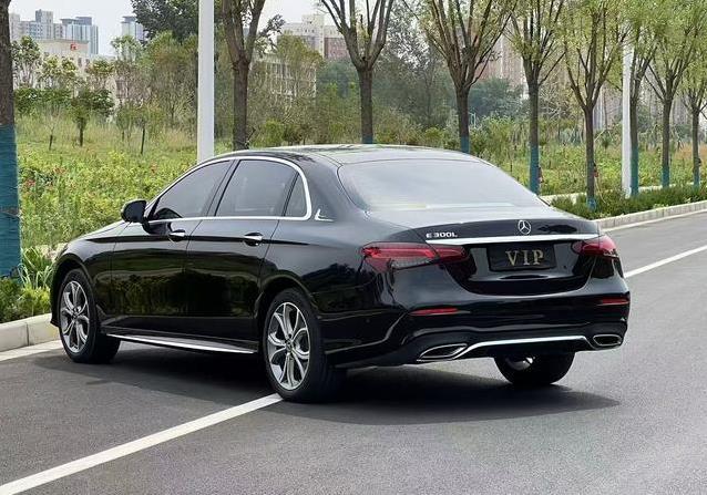 27万买奔驰E级豪车，4.8万公里值不值，内饰磨损藏秘密？