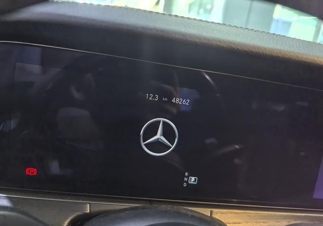 27万买奔驰E级豪车，4.8万公里值不值，内饰磨损藏秘密？