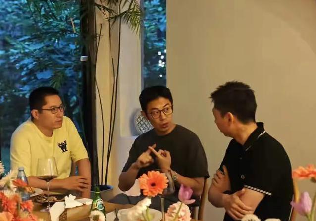 结婚12年零绯闻，朱亚文沈佳妮同框庆生，谣言离婚谁信啊？