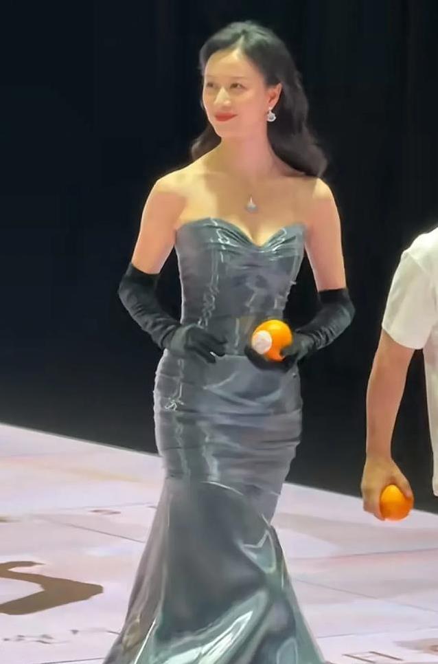 红毯夜惊艳翻场，金晨柔美逆袭，蒋勤勤复古风抢镜谁最佳？