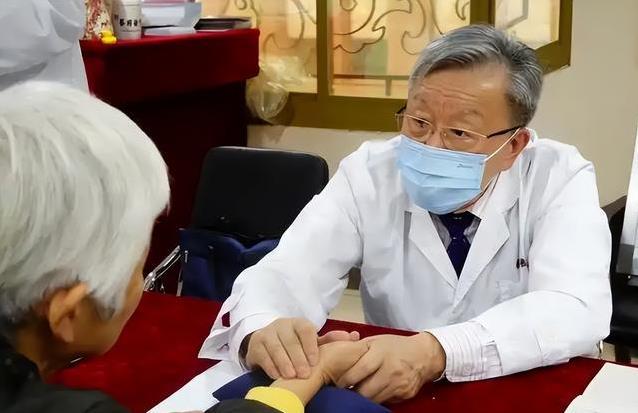 确诊脑梗后坚持3件事，80岁老人活得硬朗，你猜是啥？
