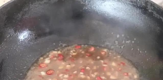 青椒塞满肉馅，简单一蒸秒变下饭神器，你家也能做大厨菜