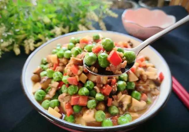 豌豆炒肉末香翻天，5分钟学会，家人都抢着吃