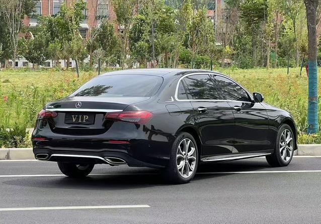 27万买奔驰E级豪车，4.8万公里值不值，内饰磨损藏秘密？