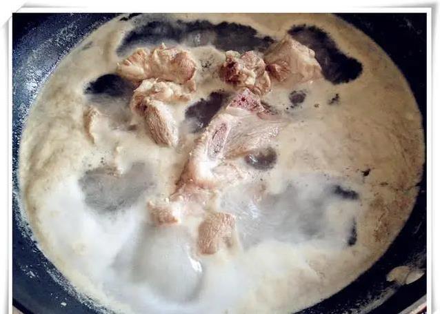 闺女抢着吃的手擀焖面，排骨豆角一锅出，香到邻居都敲门