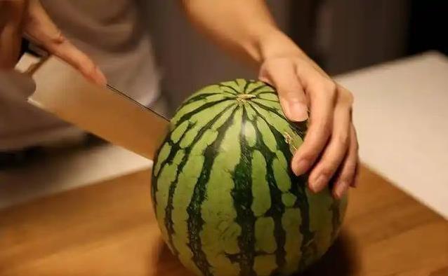 西瓜放一夜就吃坏肚子？医生提醒：保鲜膜没用，3个细节要小心