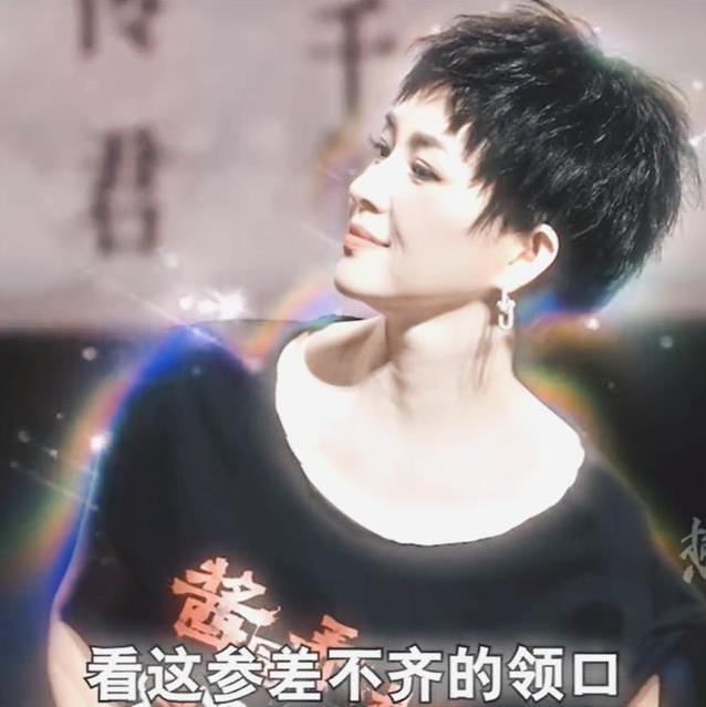 剧组T恤千人一面，章子怡改两刀出彩，秘密藏在哪儿？