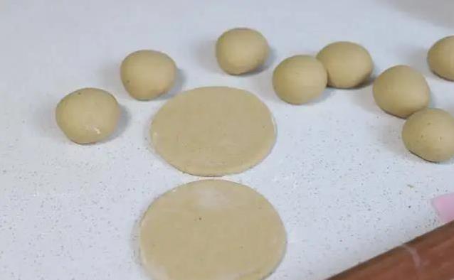 全麦糖三角简单做，红糖馅甜到心，早餐吃它全家抢着要？