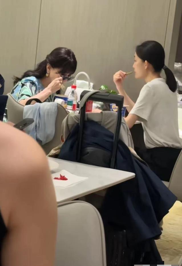 72岁赵雅芝机场吃泡面，瘦得像纸片人，拼劲为何这么猛？