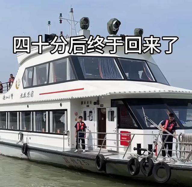 谢娜回四川陪爸妈游乐山，手拉手逛街好温馨，她咋这么孝顺？