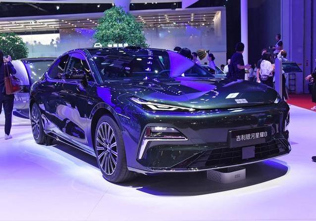 15万买中大轿车，比亚迪汉真香，吉利却成黑马？