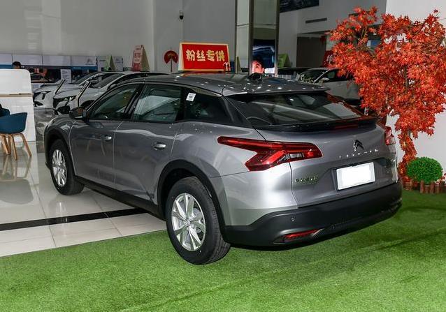 9.97万起售跨界新车，空间完胜凯美瑞，魔毯底盘开着有多爽？