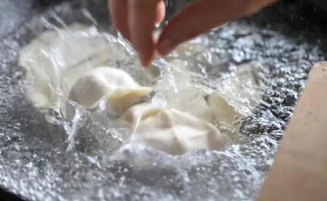 饺子一煮就破皮？奶奶教我这一招，3次加水全家夸
