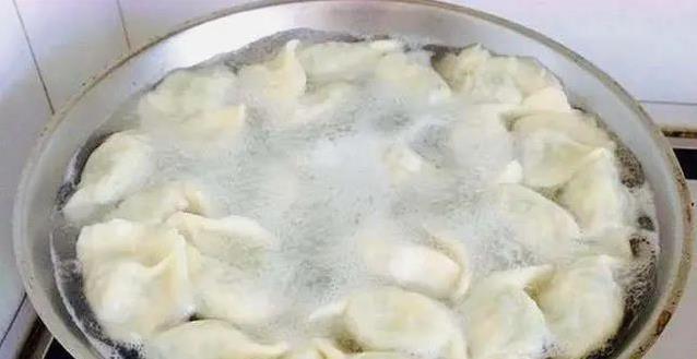 饺子一煮就破皮？奶奶教我这一招，3次加水全家夸