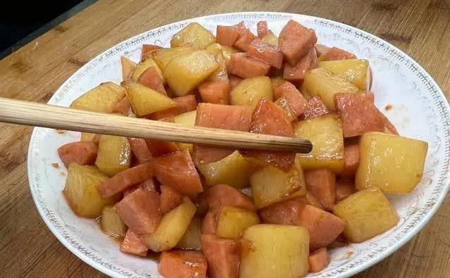 10分钟搞定土豆炖沙拉肠，孩子抢着吃，比红烧肉还香！