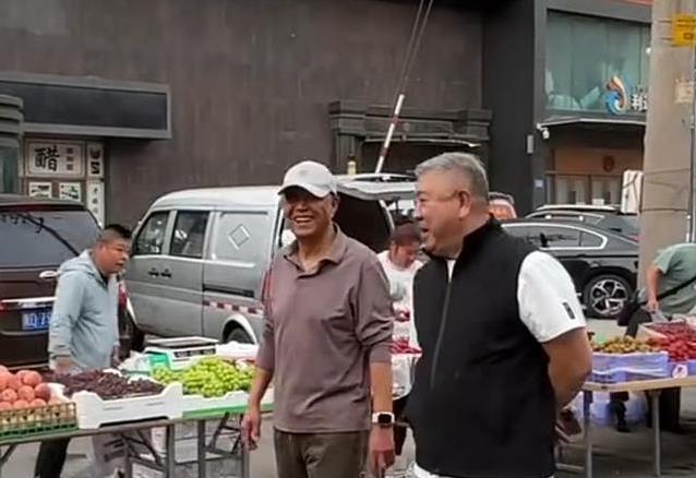 程煜早市逛得欢68岁仍精神，物流大佬付长明拍视频，交情藏多深？