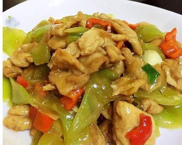 莴笋遇上鸡脆骨，家常菜变绝配，营养翻倍牙更好