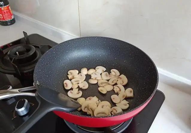 三菜一汤刷爆朋友圈，成本几十块全家抢着吃，网友夸啥？