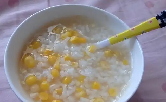 每天吃玉米反倒肚子疼？医生揭秘：2类人吃错了伤身