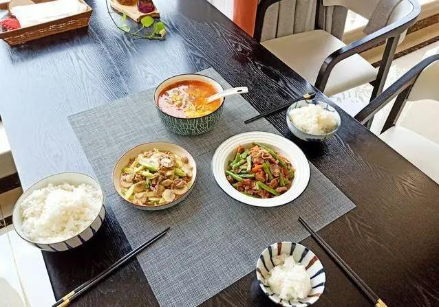 三菜一汤刷爆朋友圈，成本几十块全家抢着吃，网友夸啥？