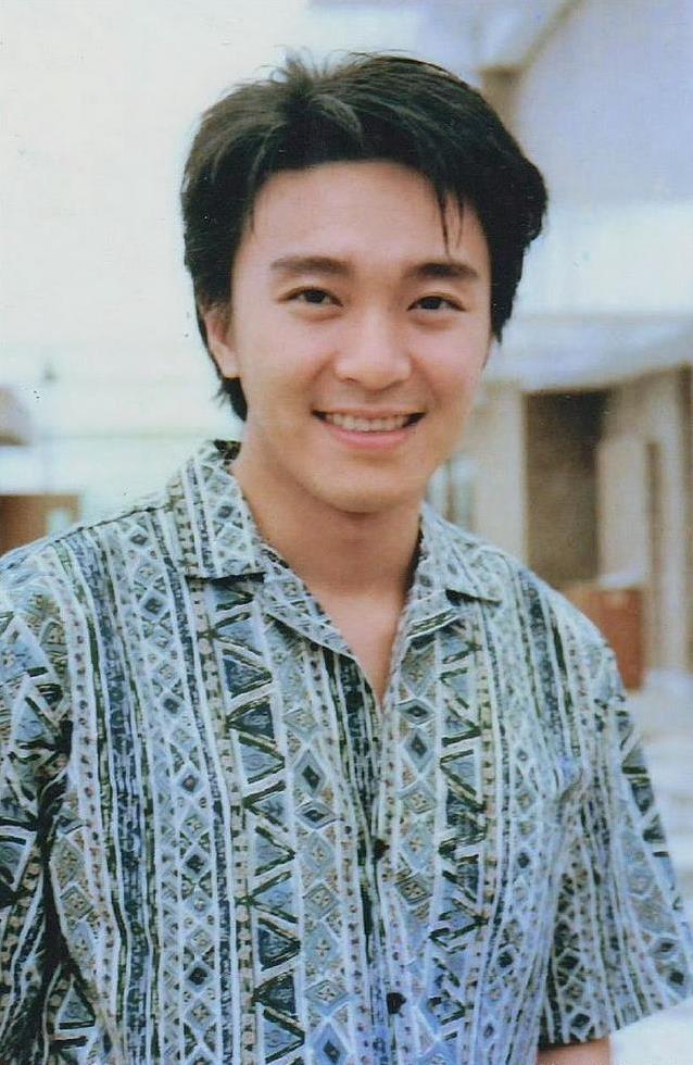 63岁周星驰片场过生日，蛋糕小得心酸，林允10年祝福不缺席
