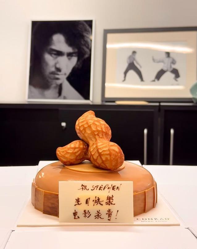63岁周星驰片场过生日，蛋糕小得心酸，林允10年祝福不缺席