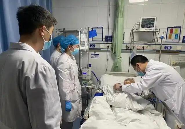 久坐熬夜还爱咸菜？5个习惯伤心脏，改掉能救命