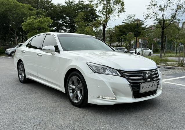 10万买8年皇冠2.0T，配置豪华真划算，车况却藏小秘密？