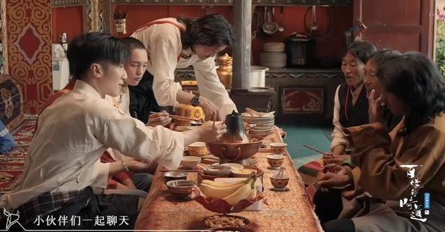 丁真火遍全网，谢霆锋甘孜开三轮车，藏族美食惊艳谁？