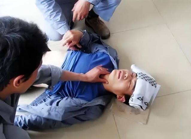 高温吃雪糕险丢命，医生警告这3件事别碰，喝水才最稳