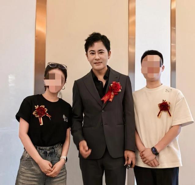 宗峰岩52岁当公公，儿子婚礼帅翻全场，父子同框谁更抢镜？