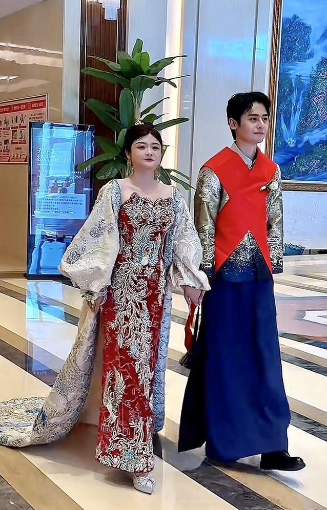宗峰岩52岁当公公，儿子婚礼帅翻全场，父子同框谁更抢镜？