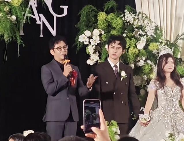 宗峰岩52岁当公公，儿子婚礼帅翻全场，父子同框谁更抢镜？