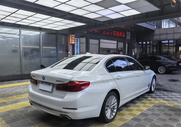 宝马5系4年跌价28万，9万公里仅18万，豪华轿车值吗？