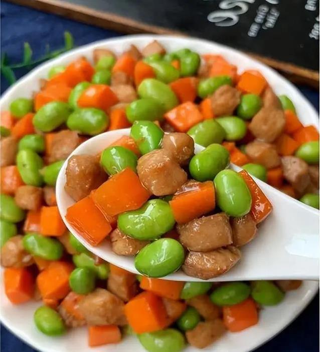 胡萝卜毛豆炒鸡丁，20分钟上桌，营养满分全家抢着吃