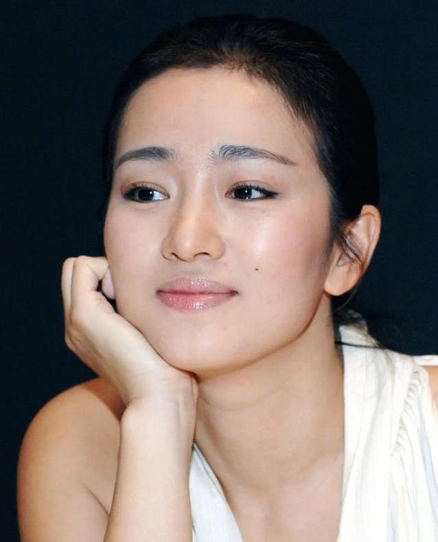 59岁巩俐机场甜靠老公，笑容满面像少女，76岁米歇尔却帅如壮年