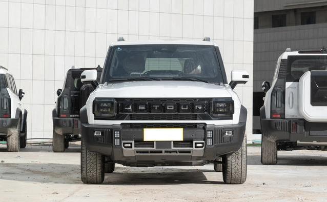 10万买越野神车？捷途旅行者硬刚路虎，性能翻倍价格砍半！
