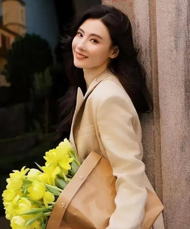 张馨予英气惊艳，张柏芝甜美抗老，她俩合影谁更美？