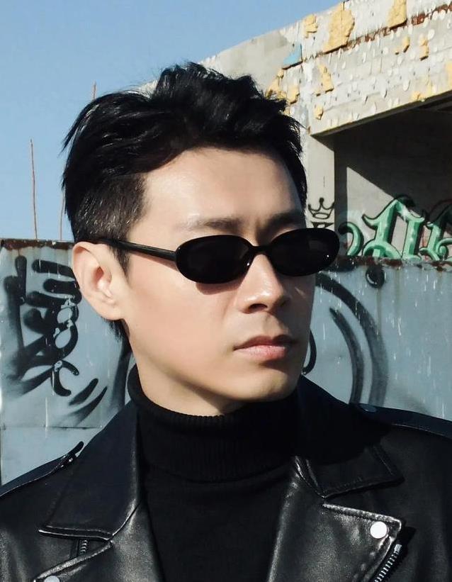 明星放下光环送外卖，娱乐圈不好混，他们咋选这条路？