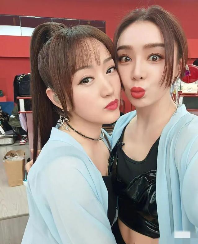 53岁杨钰莹同学聚会惊艳全场，身材脸蛋完胜同龄人，她咋做到的？
