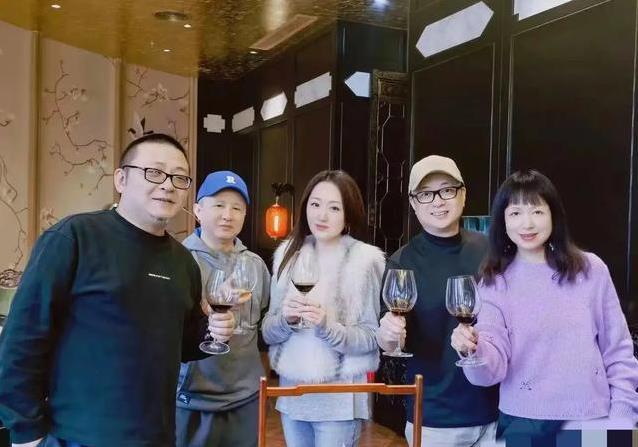 53岁杨钰莹同学聚会惊艳全场，身材脸蛋完胜同龄人，她咋做到的？