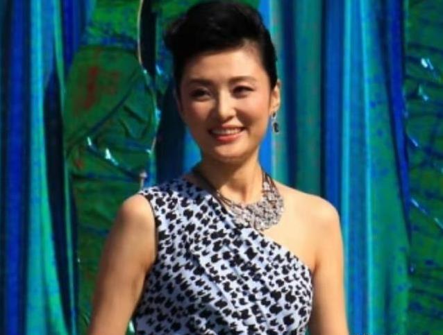 周涛告别央视内幕：第一段婚姻心酸收场，二婚翻盘，幸福了吗？
