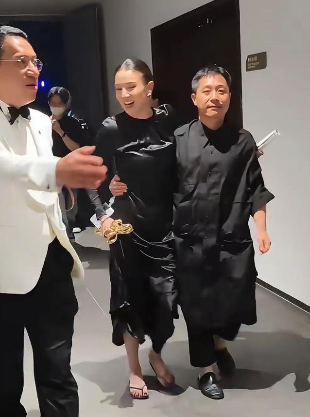 宋佳再夺白玉兰，台下小7岁老公搂腰，幸福笑容藏不住