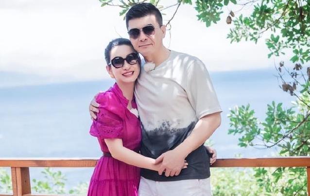 王新军前妻独自养子，秦海璐生9斤胖小子，差距让人唏嘘