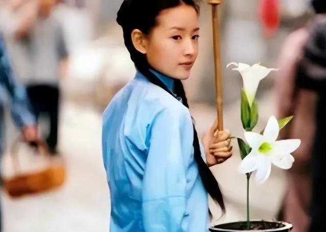 董洁从女神跌落谷底，靠直播翻身，如今在阿那亚开店当老板娘？