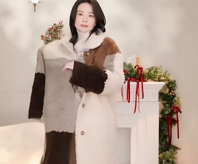 董洁从女神跌落谷底，靠直播翻身，如今在阿那亚开店当老板娘？