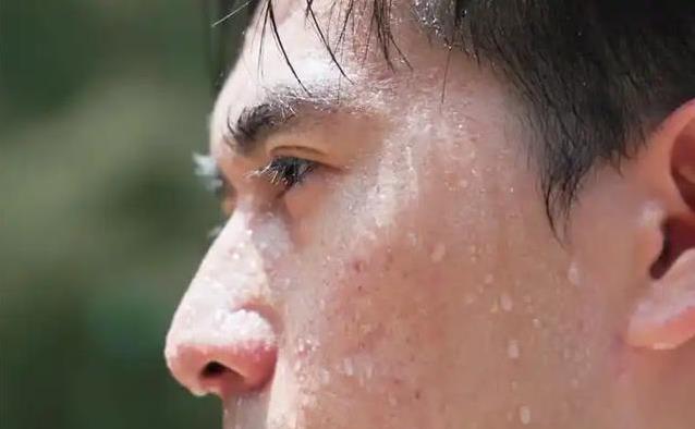 夏天热得冒汗？喝鸽子汤竟能补血安神，效果比你想的多