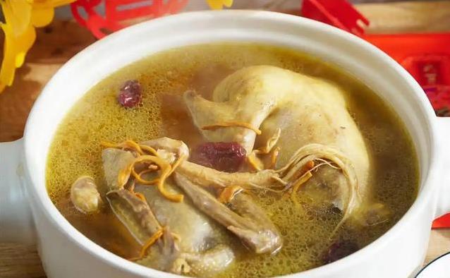 夏天热得冒汗？喝鸽子汤竟能补血安神，效果比你想的多