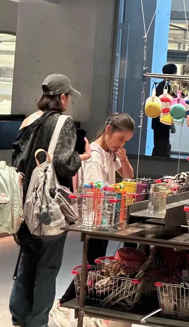 贾静雯50岁美如少女，成都街头带娃逛街，咘咘波妞谁更惊艳？
